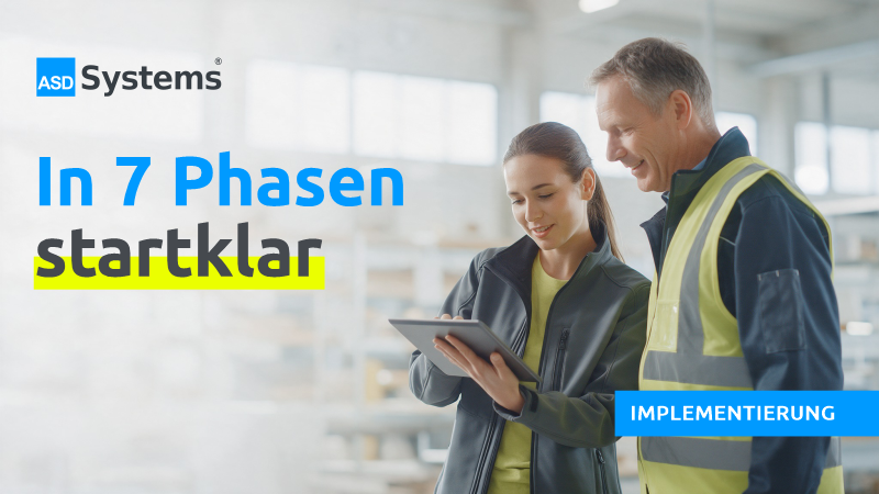 Eine Technikerin geht mit einem Lagerleiter die nächsten Schritte auf einem Tablet durch, daneben der Slogan „In 7 Phasen startklar“.