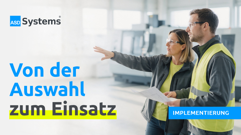 Eine Produktionsleiterin zeigt auf einen Platz in der Halle, neben ihr ein Instandhaltungsleiter mit Hallenplan, daneben der Slogan „Von der Auswahl zum Einsatz“.